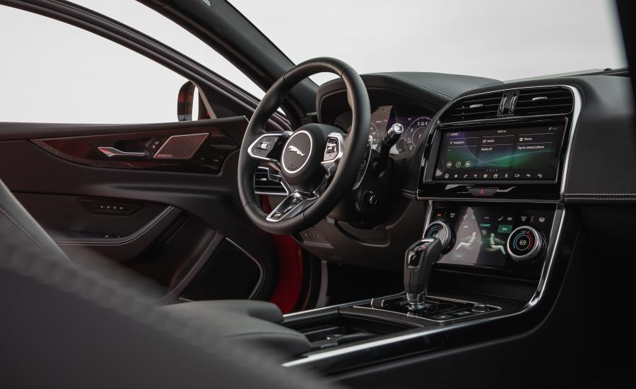Интерьер Jaguar XE P300 R-Dynamic 2019 года  (NA) (фото 39 из 40)